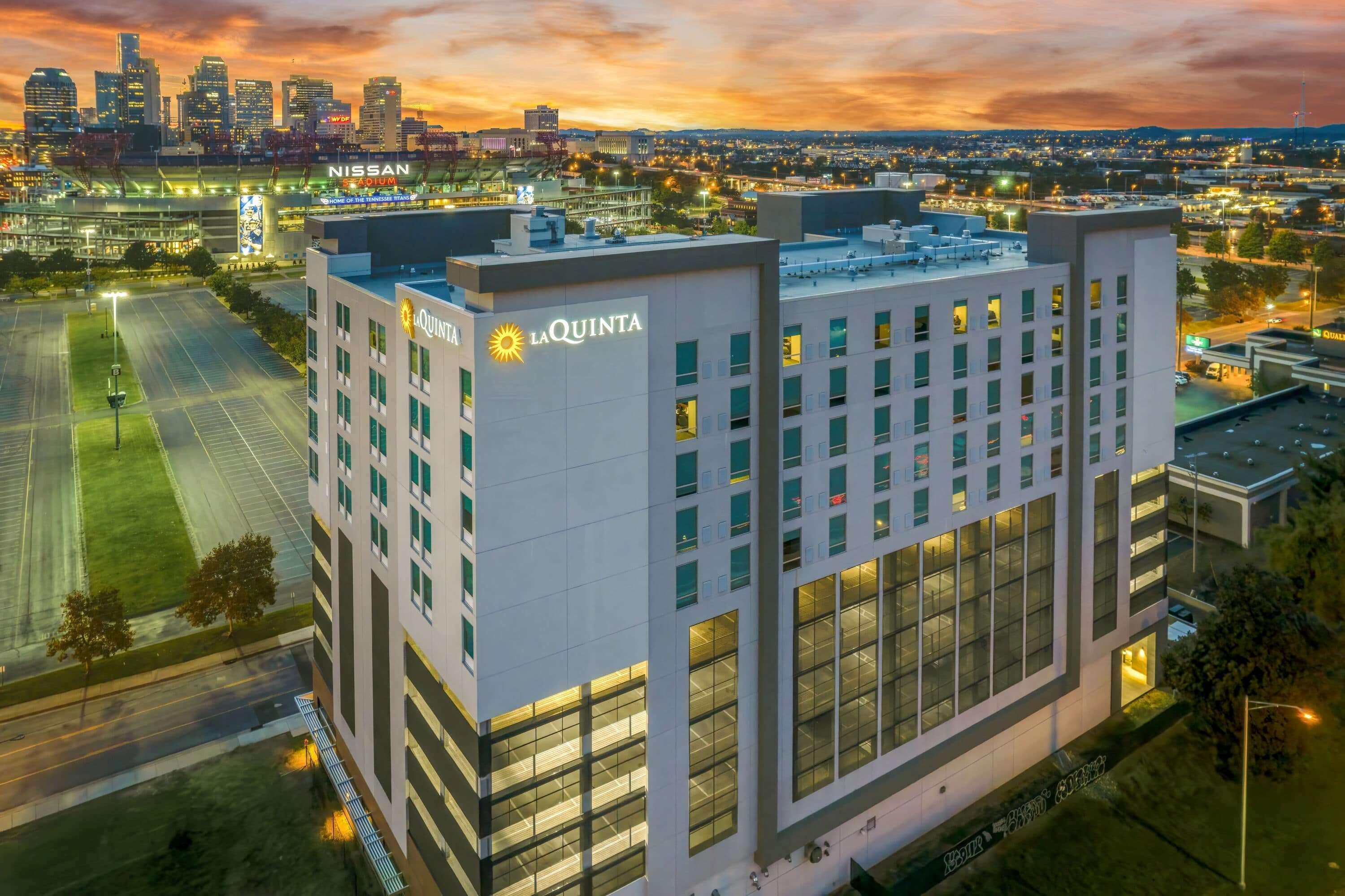 La Quinta Inn & Suites By Wyndham Nashville Downtown Stadium Exterior photo